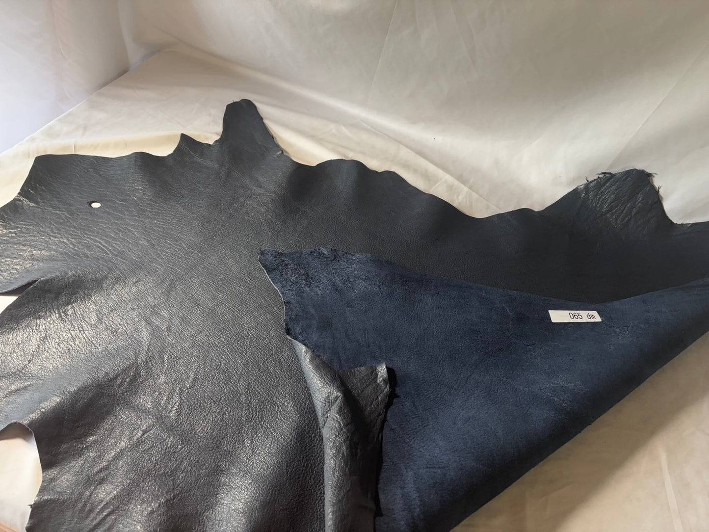 シカ革(ヌメ)ソフトタイプ ネイビーカラー レザーAランク65ds 1.5mm 銀面あり