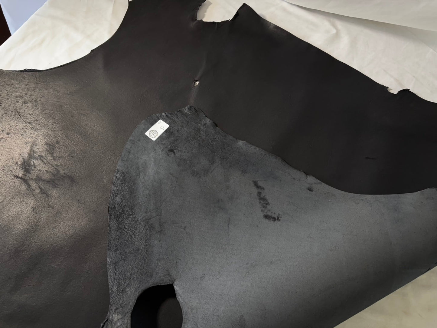 シカ革(ヌメ)パリッとタイプ改 ブラックカラー Aランク57ds 1.1mm 銀面あり シボなし艶あり