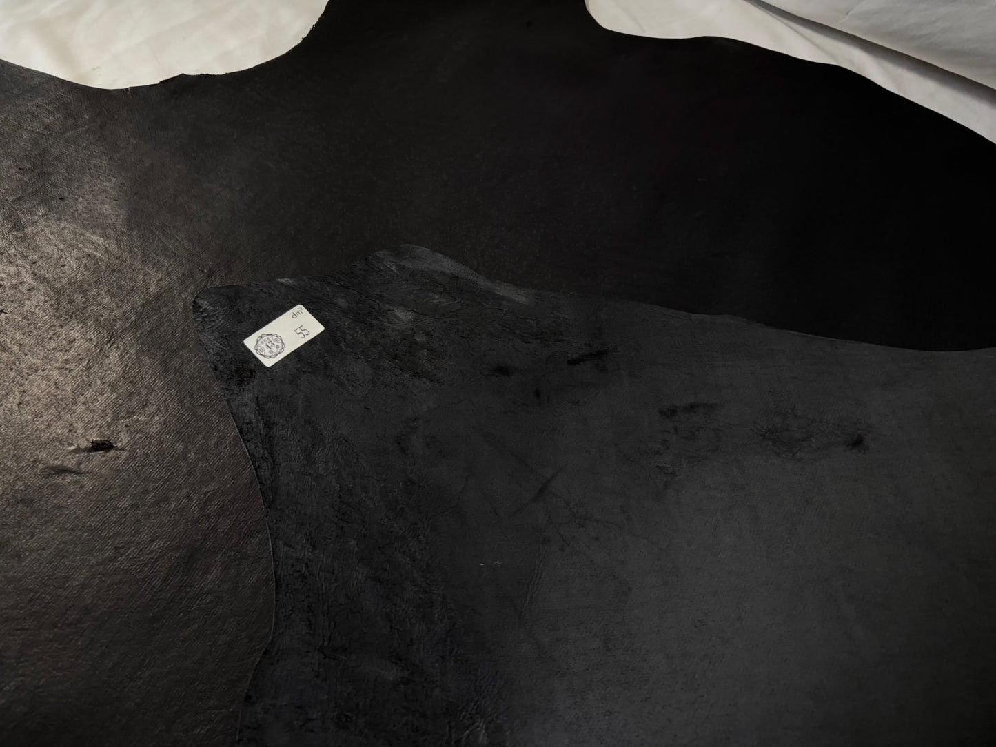 シカ革(ヌメ)パリッとタイプ改 ブラックカラー Aランク55ds 1.1mm 銀面あり シボなし艶あり