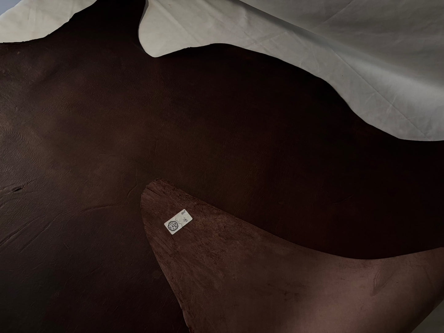 シカ革(ヌメ)パリッとタイプ改 ブラウンカラー Aランク46ds 1mm 銀面あり シボなし艶あり