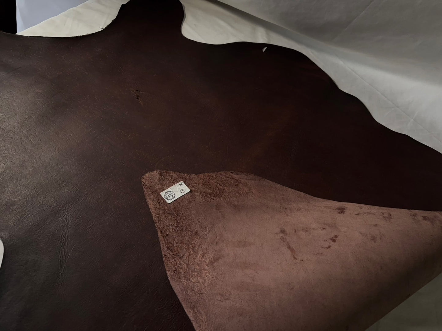 シカ革(ヌメ)パリッとタイプ改 ブラウンカラー Aランク43ds 1mm 銀面あり シボなし艶あり