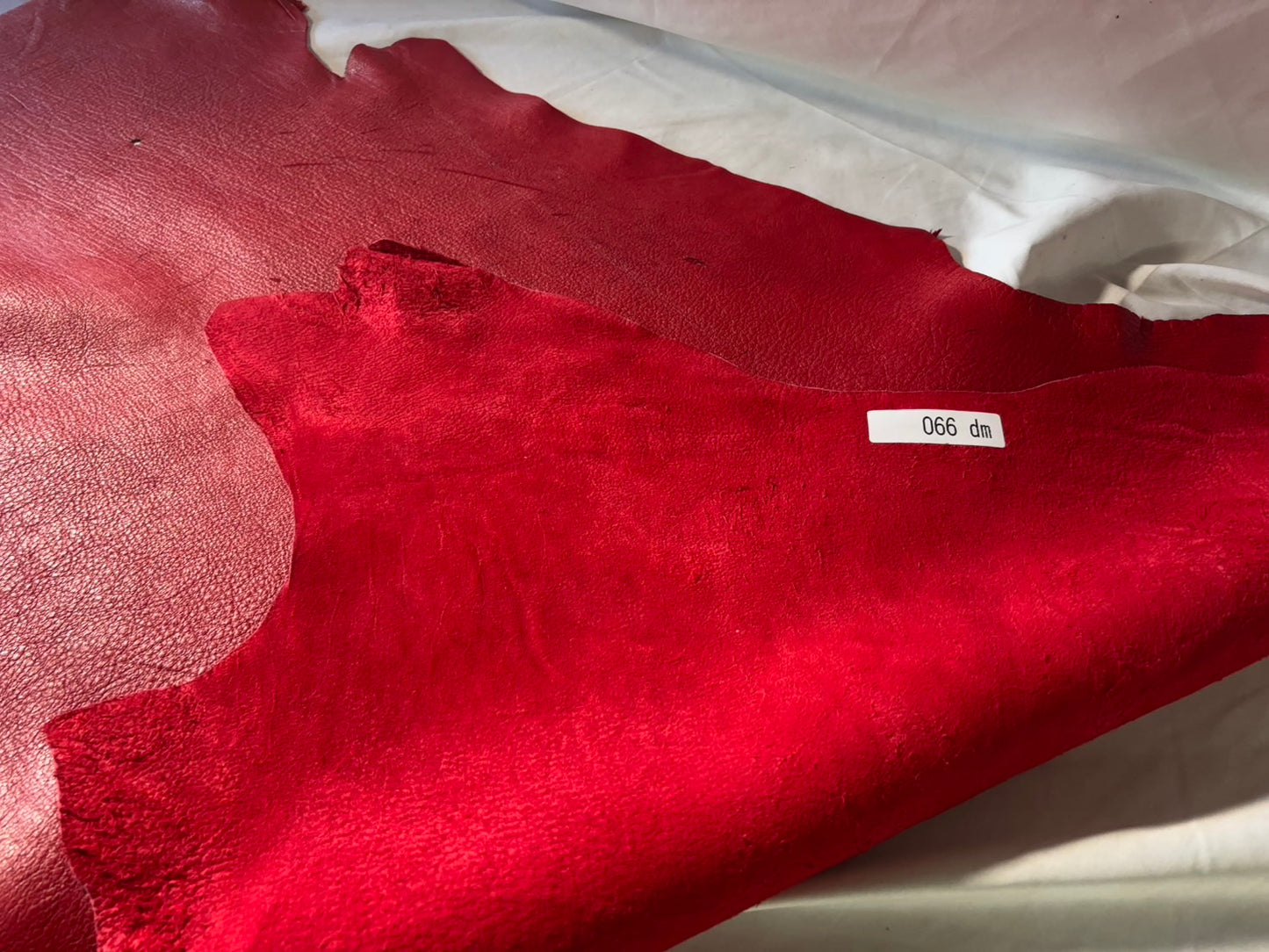 シカ革(ヌメ)ソフトタイプ レッドカラー レザーAランク66ds 1.5mm 銀面あり 傷あり