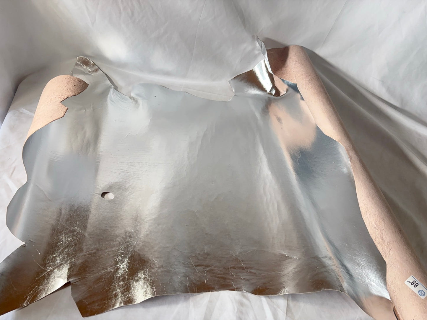 鹿革(ヌメ)シルバーカラー銀箔 Aランク68ds 1.2mm銀面あり 税込み価格