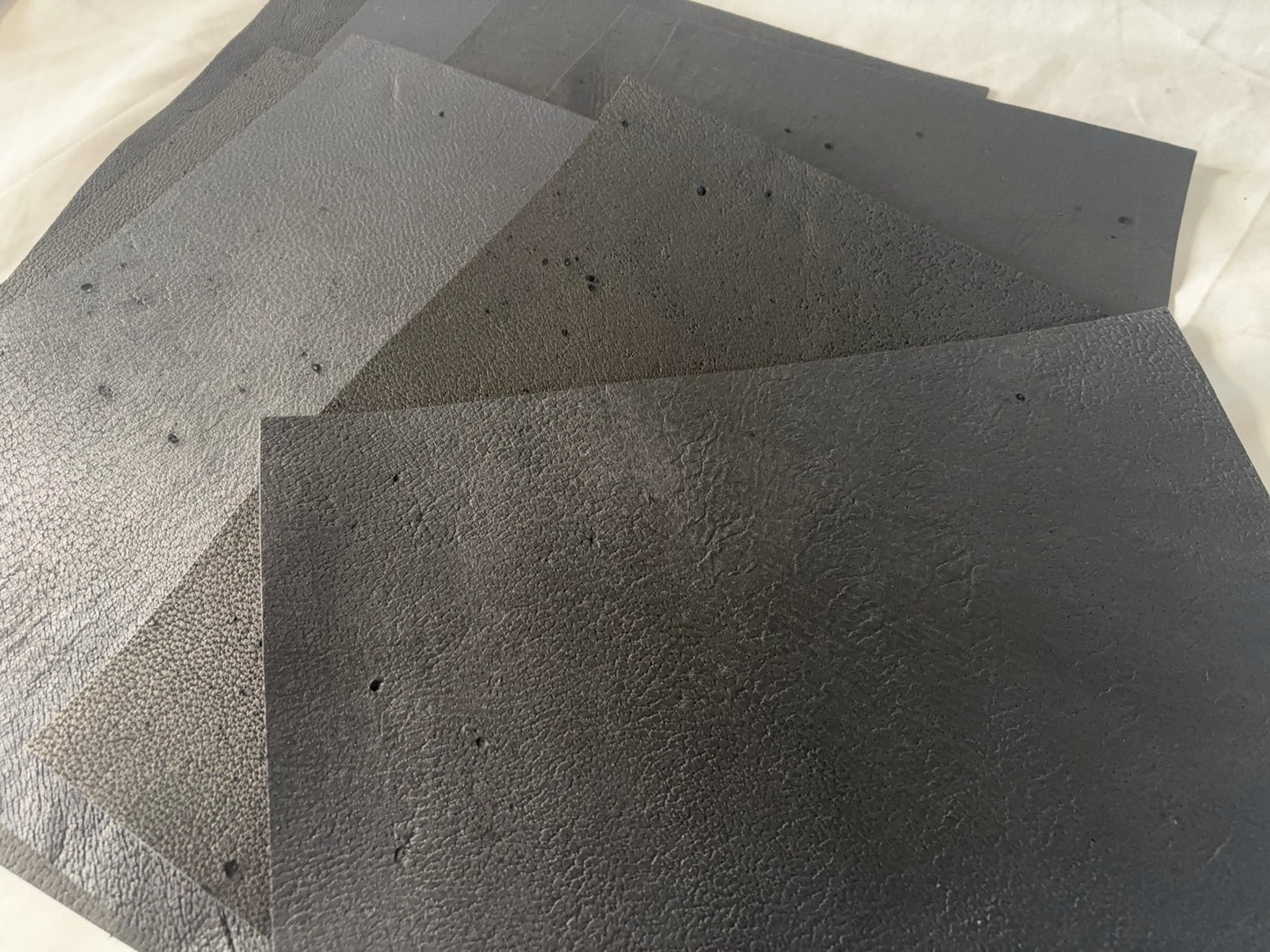 カットレザー1枚 ツキノワグマ Bランク A3サイズ