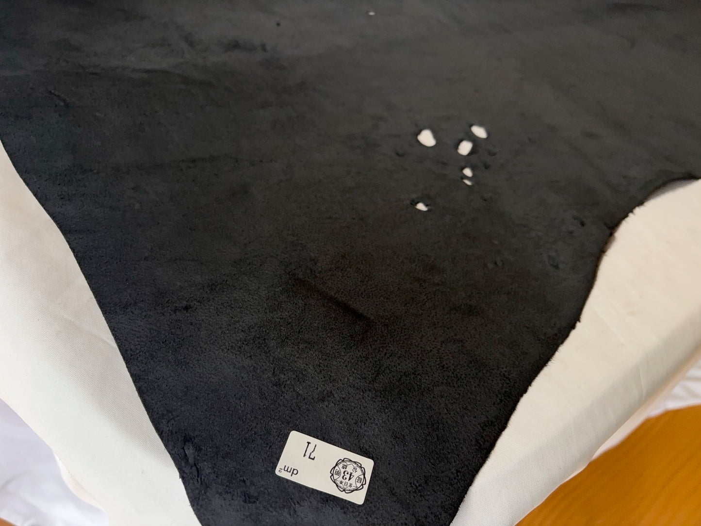 熊革(ヒグマ)ブラックカラー 1.6㎜ 71ds Aランク 半裁 傷あり