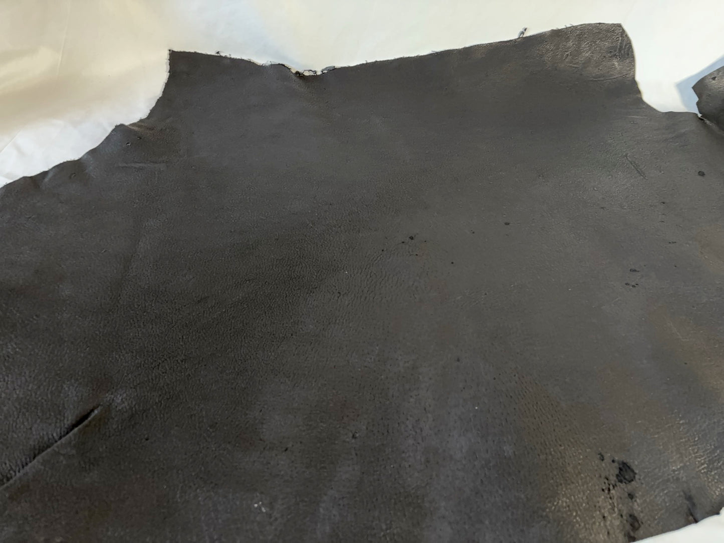 熊革(ヒグマ)ブラックカラー 1.7㎜ 86ds Aランク 半裁 傷あり