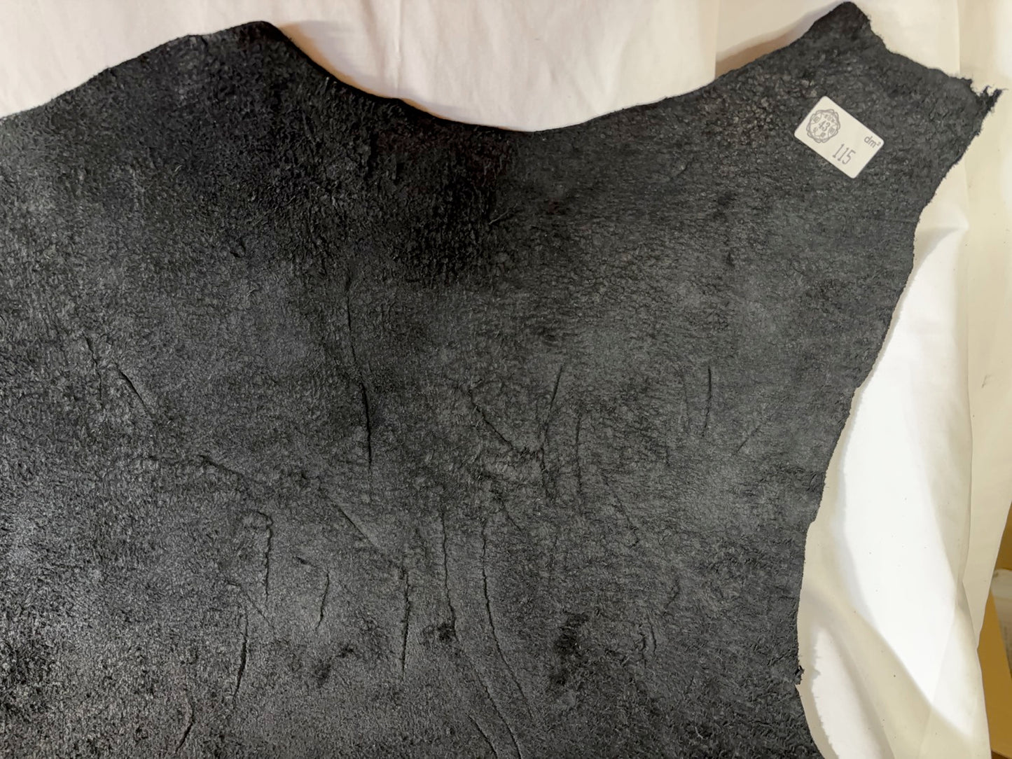 超ビックサイズ300㎏越え熊革(ヒグマ)ブラックカラー 3㎜~3.5㎜ 115ds Aランク 半裁