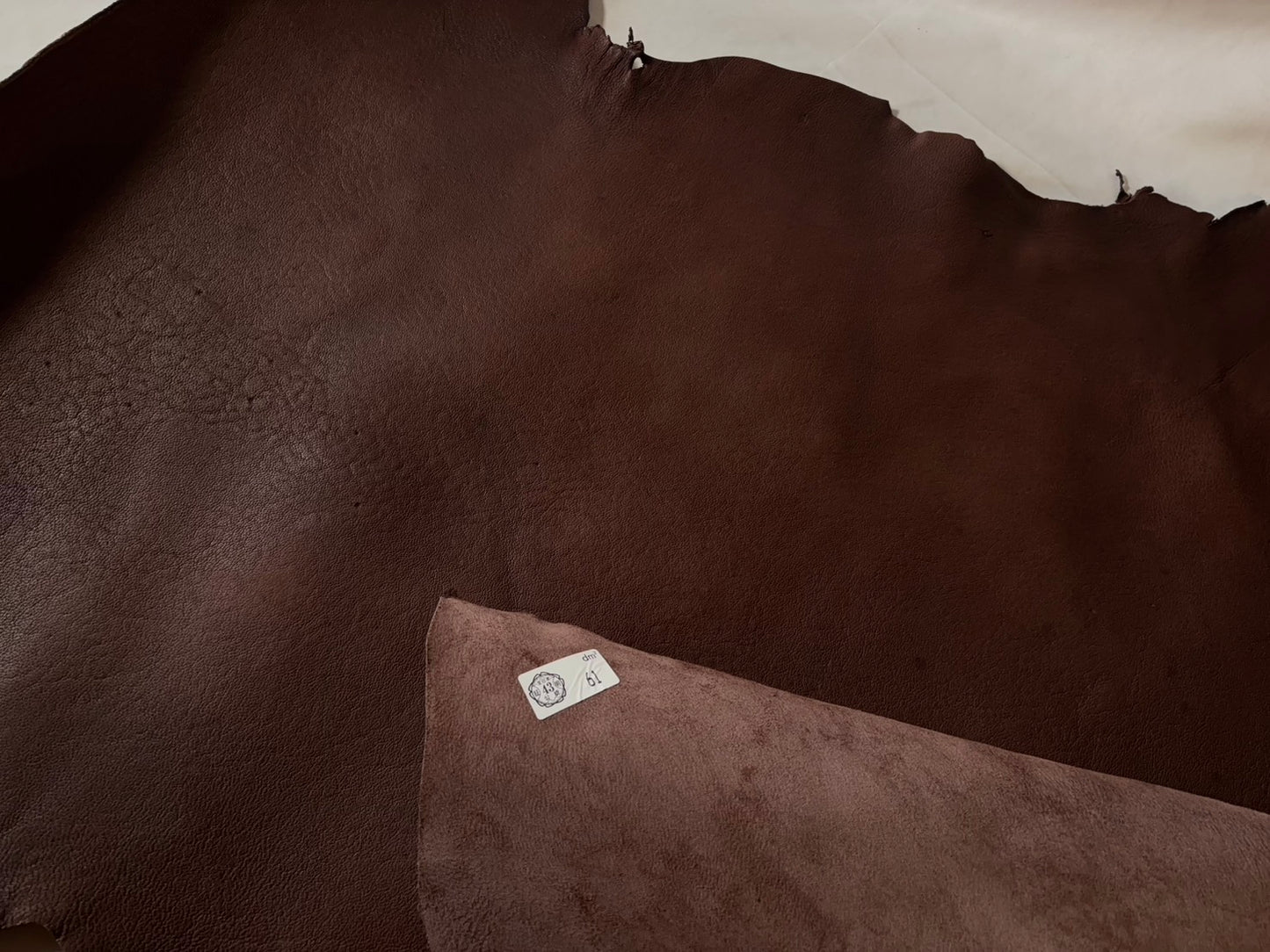 熊革(ツキノワグマ)ブラウンカラー 1.5㎜ 61ds Aランク