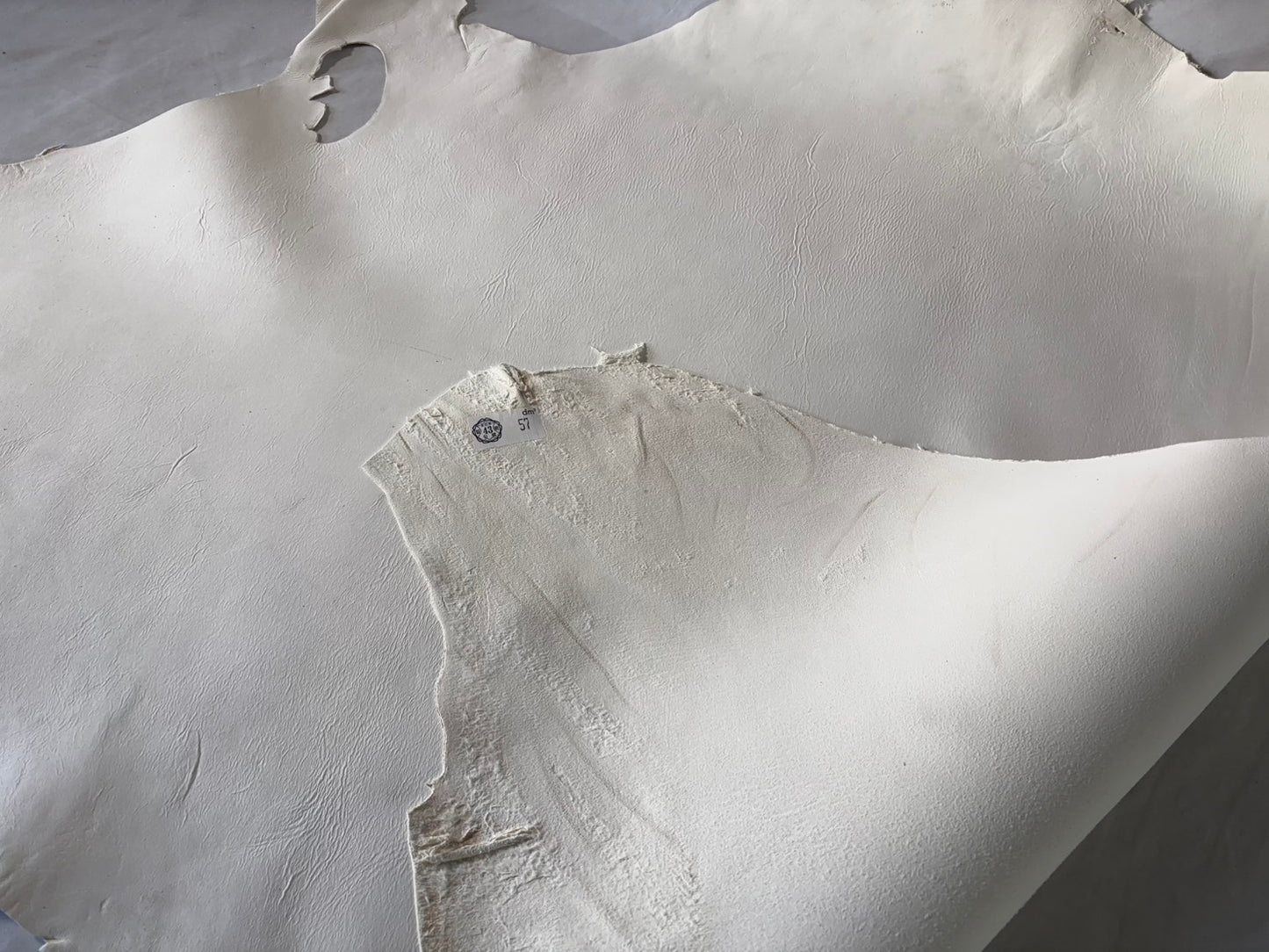 弓道用(試作品)シカ革セ ーム革ヌバック ライトタイプ 生成りカラーレザーAランク 57ds 1.5㎜