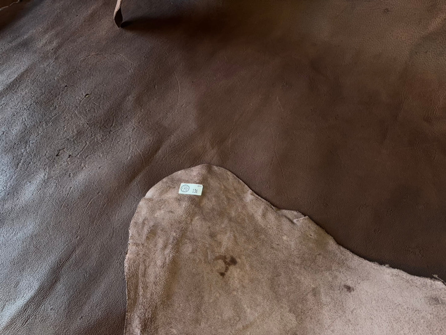 熊革(ヒグマ)ブラウンカラー 1.6㎜ 136ds Aランク シワあり