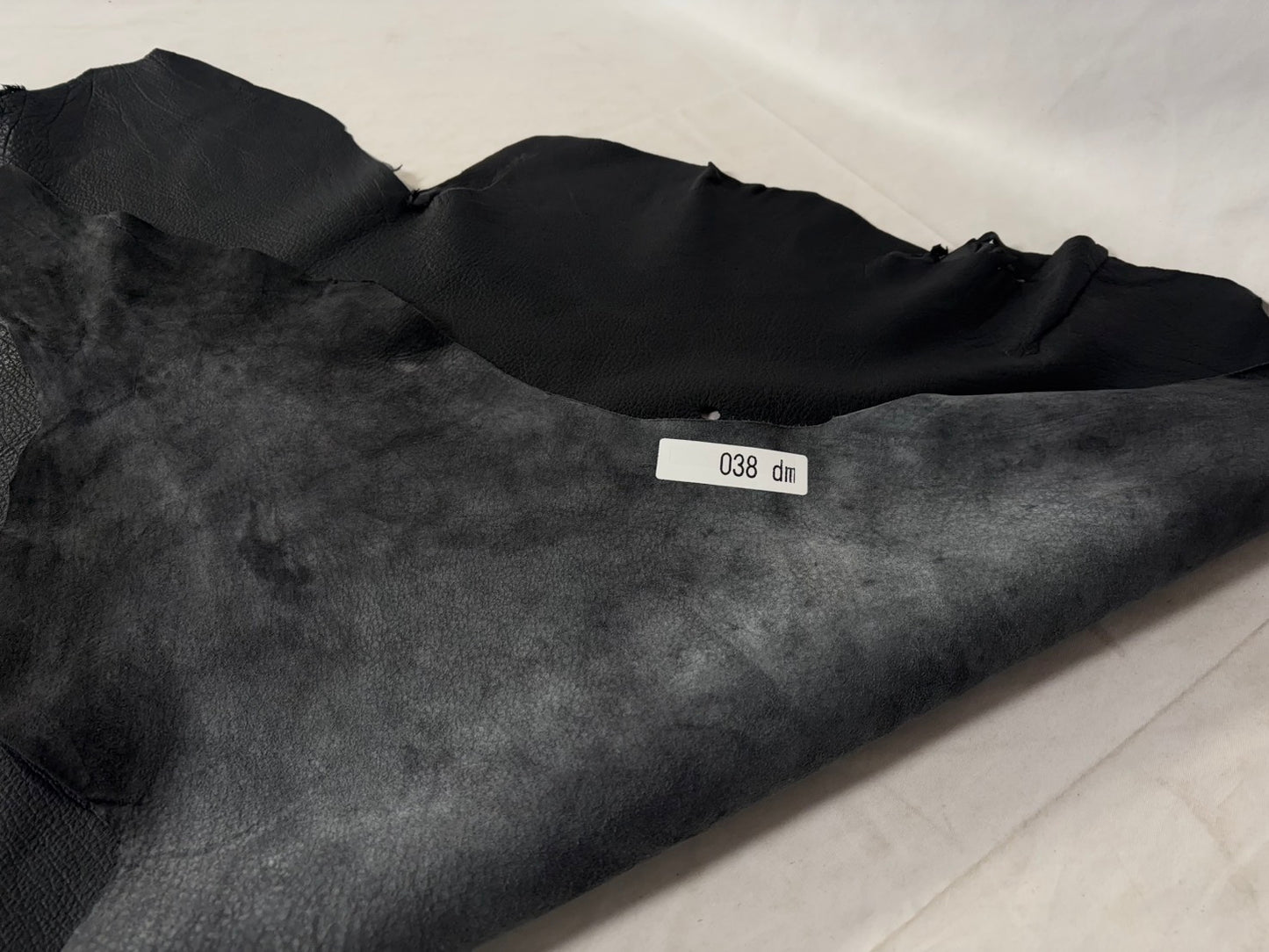 シカ革(ヌメ)ソフトタイプ ブラックカラー レザーAランク38ds 1mm 銀面あり