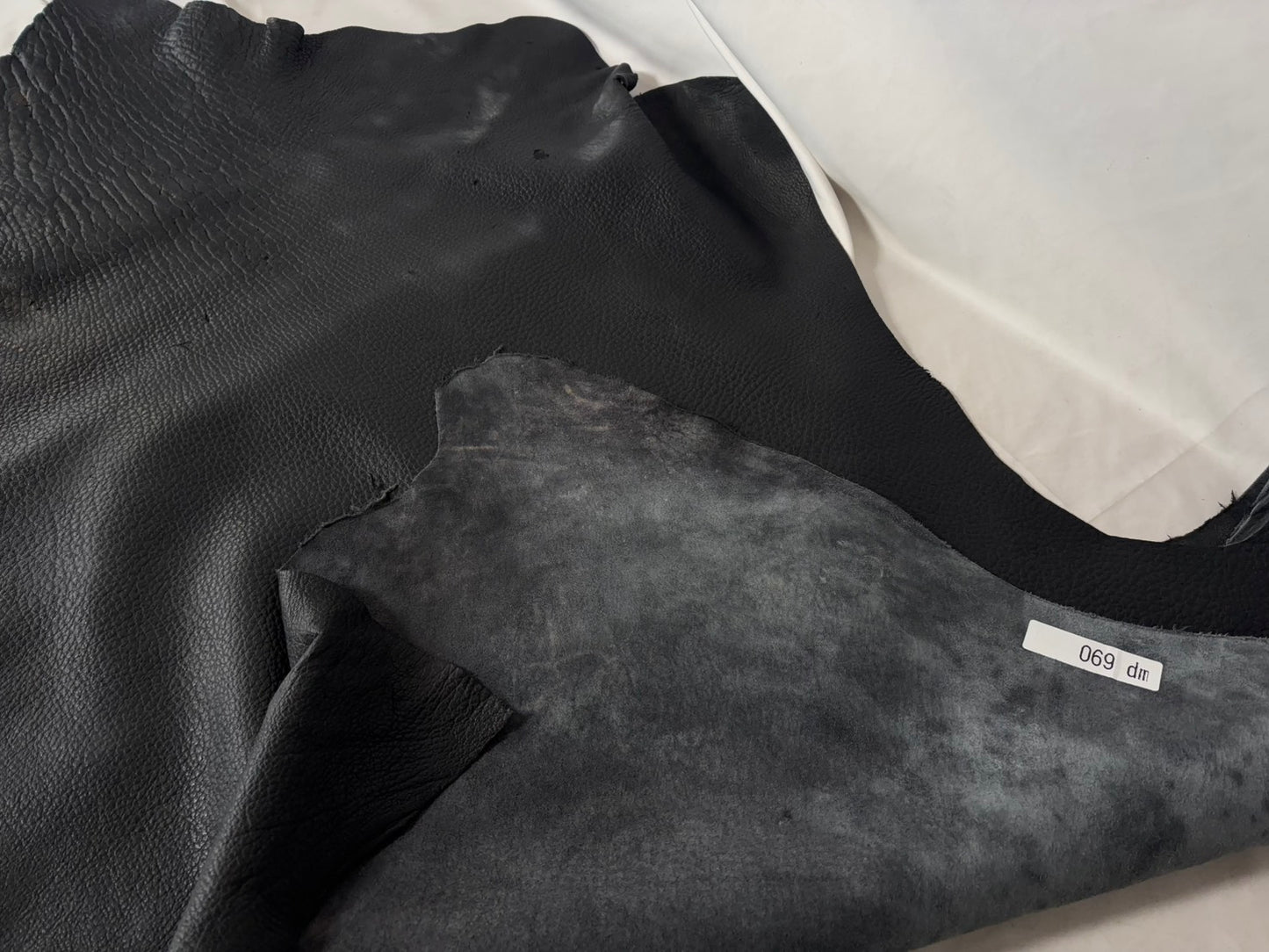 シカ革(ヌメ)ソフトタイプ ブラックカラー レザーAランク69ds 1.5mm 銀面あり