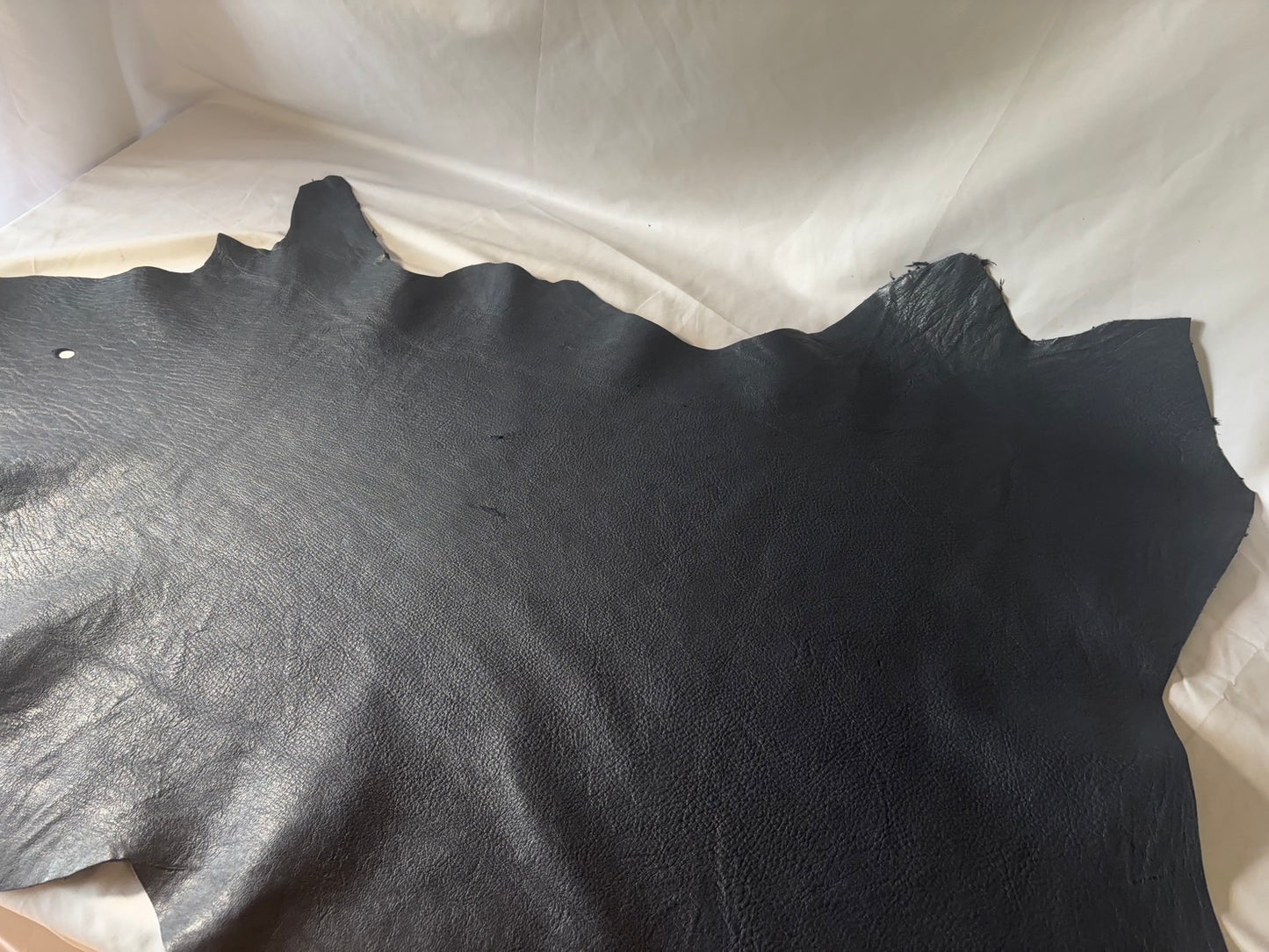 シカ革(ヌメ)ソフトタイプ　ネイビーカラー　レザーAランク65ds　1.5ｍｍ　銀面あり