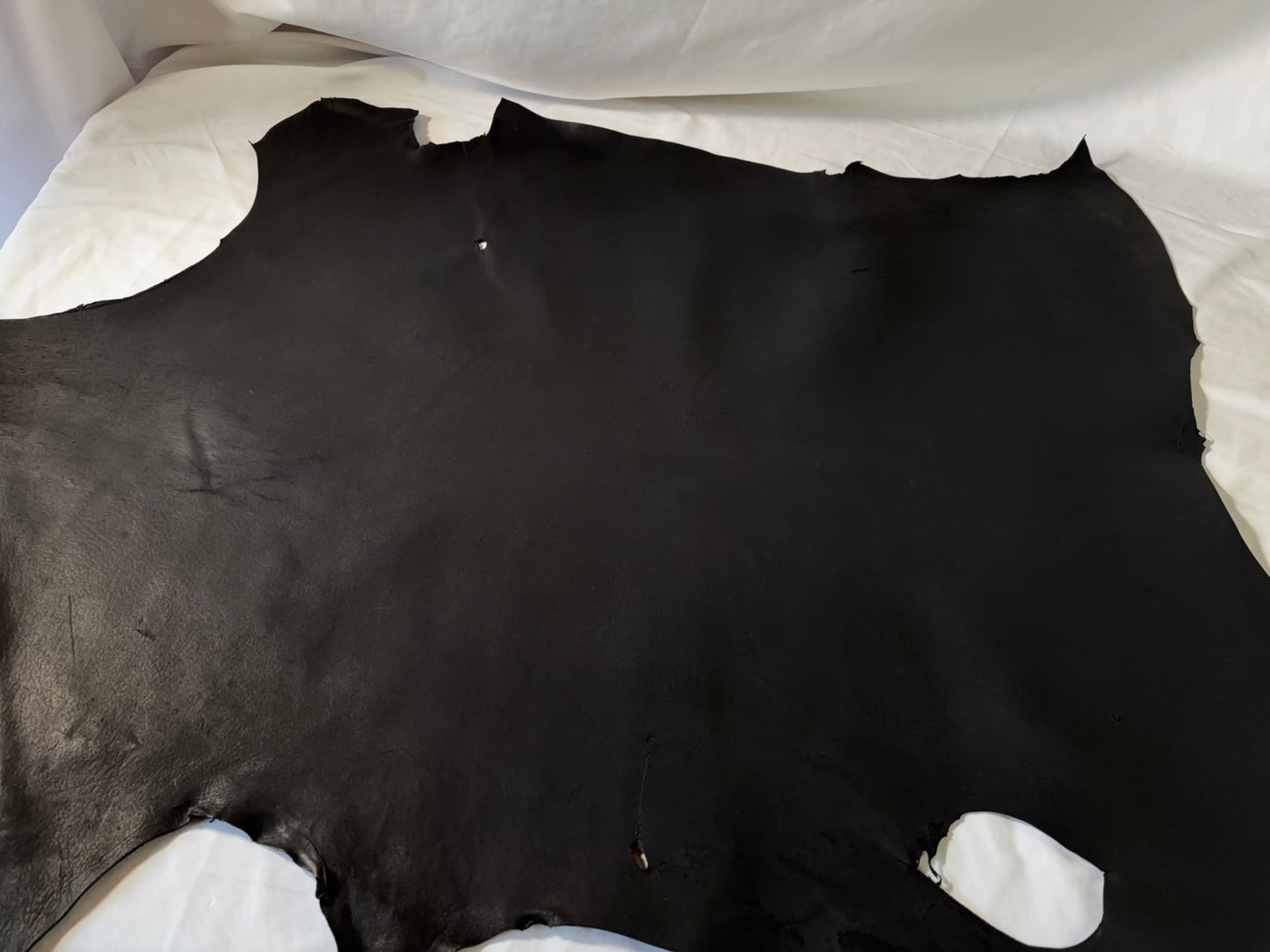 シカ革(ヌメ)パリッとタイプ改　　ブラックカラー　Aランク57ds　1.1ｍｍ　銀面あり　シボなし艶あり　