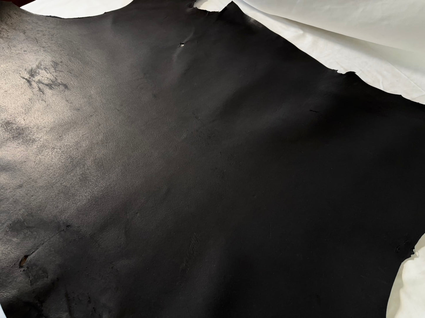 シカ革(ヌメ)パリッとタイプ改　　ブラックカラー　Aランク57ds　1.1ｍｍ　銀面あり　シボなし艶あり　