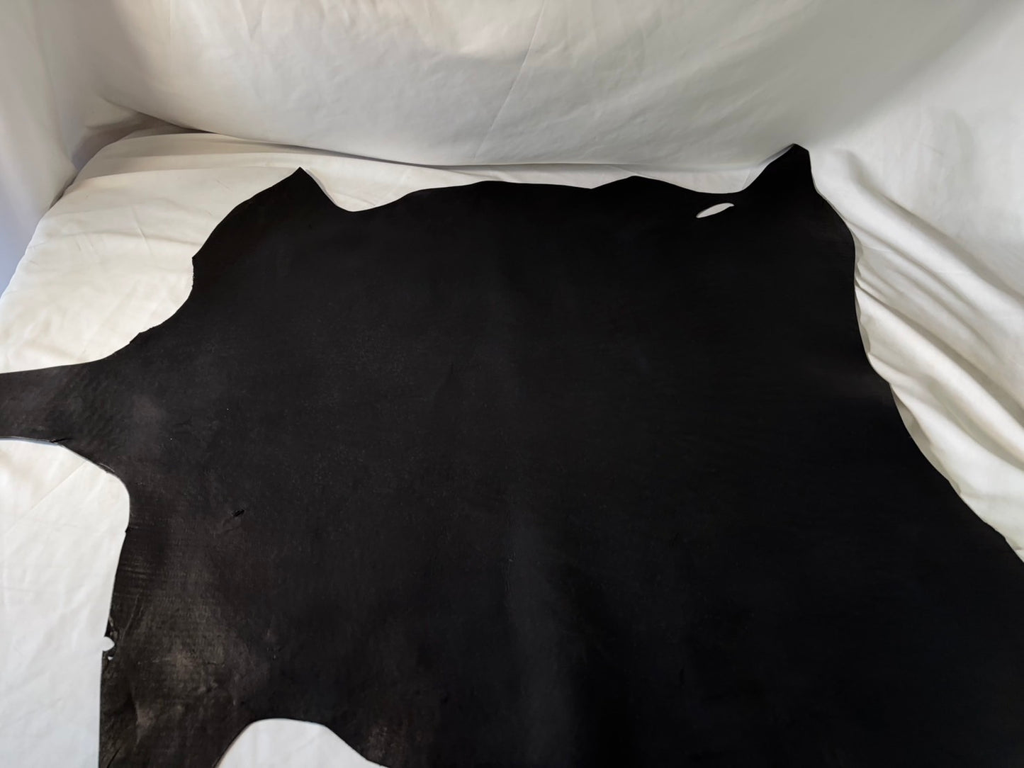 シカ革(ヌメ)パリッとタイプ改　　ブラックカラー　Aランク55ds　1.1ｍｍ　銀面あり　シボなし艶あり　