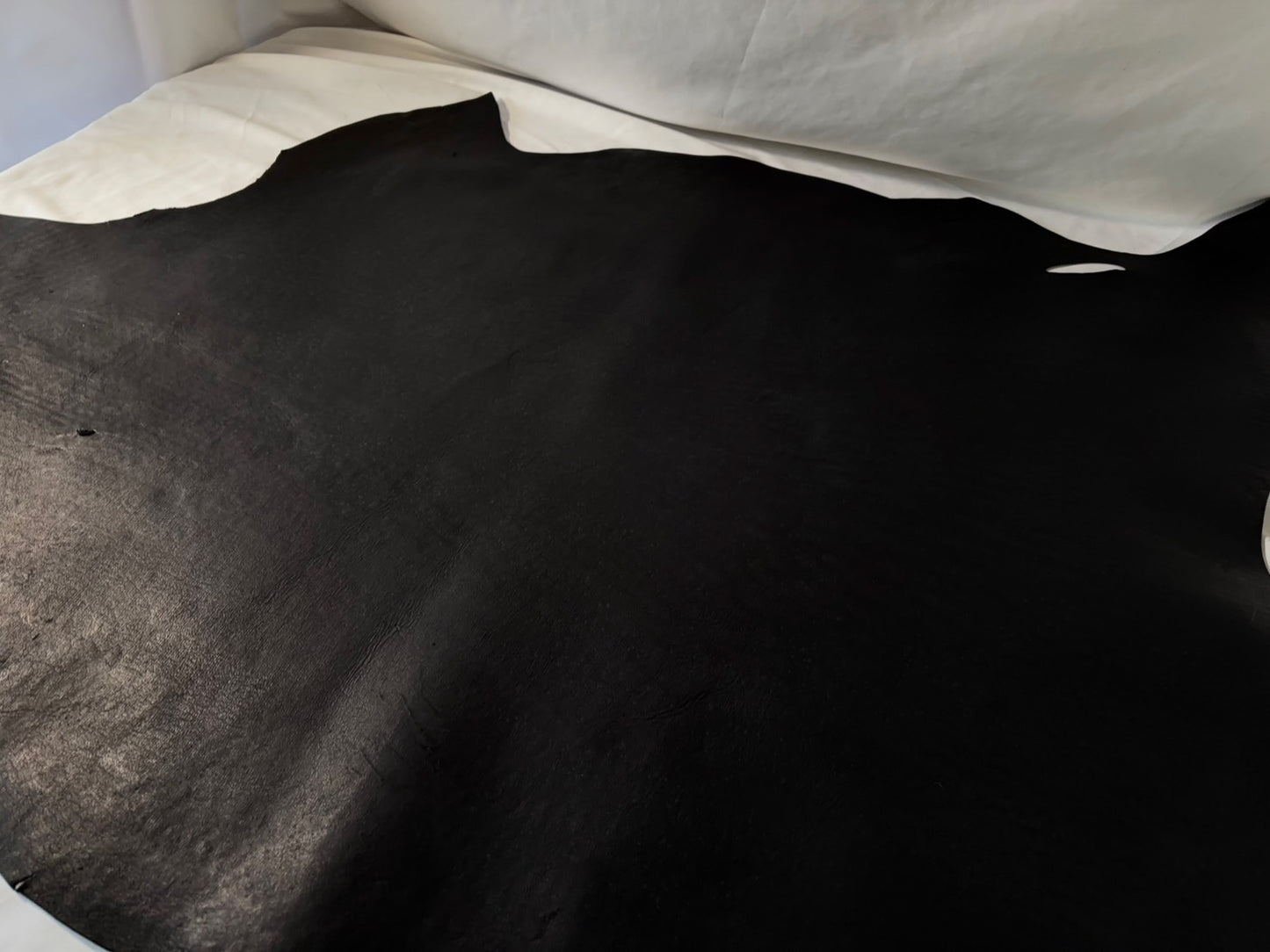 シカ革(ヌメ)パリッとタイプ改　　ブラックカラー　Aランク55ds　1.1ｍｍ　銀面あり　シボなし艶あり　