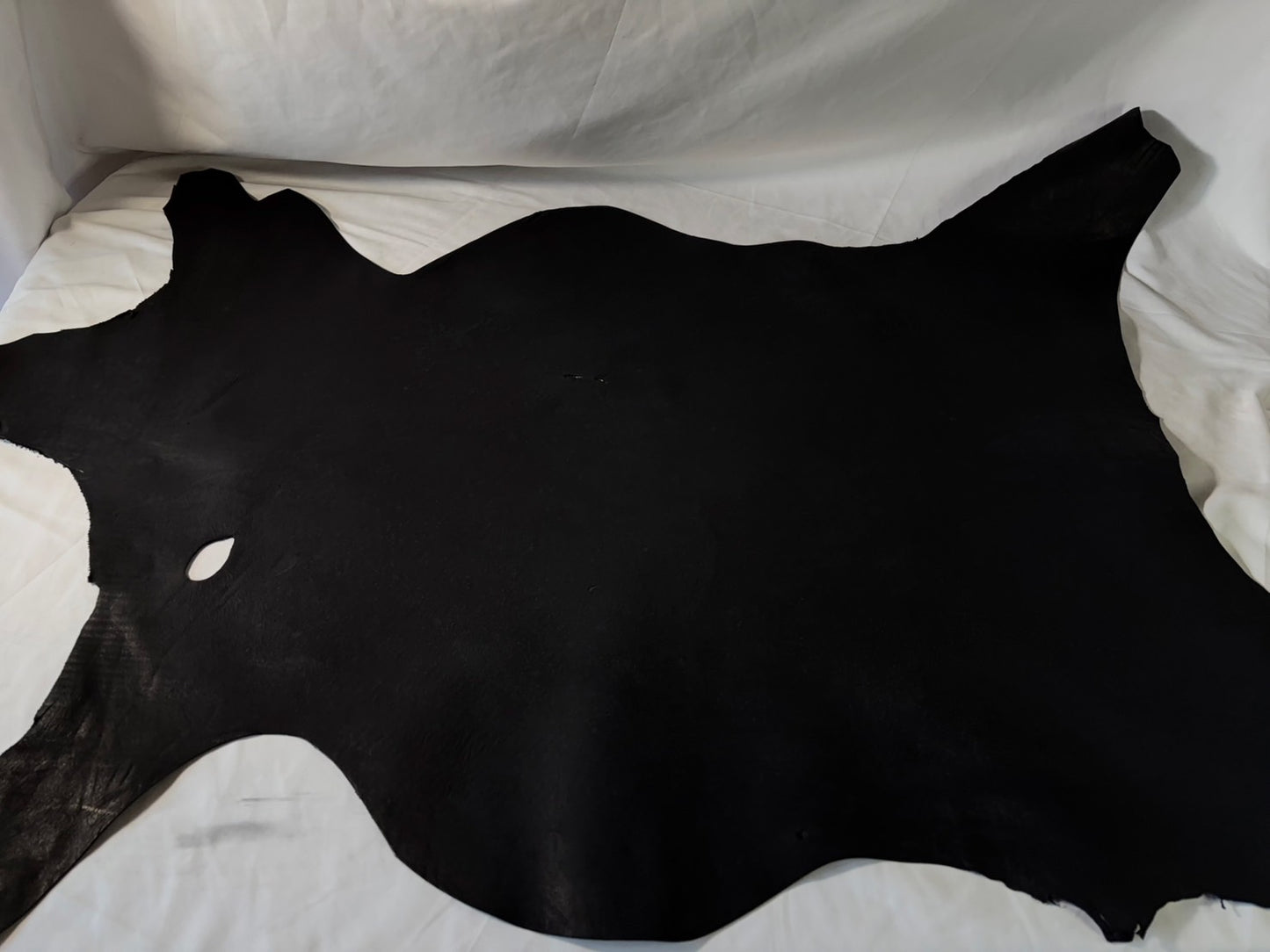 シカ革(ヌメ)パリッとタイプ改　　ブラックカラー　Aランク63ds　1.1ｍｍ　銀面あり　シボなし艶あり　