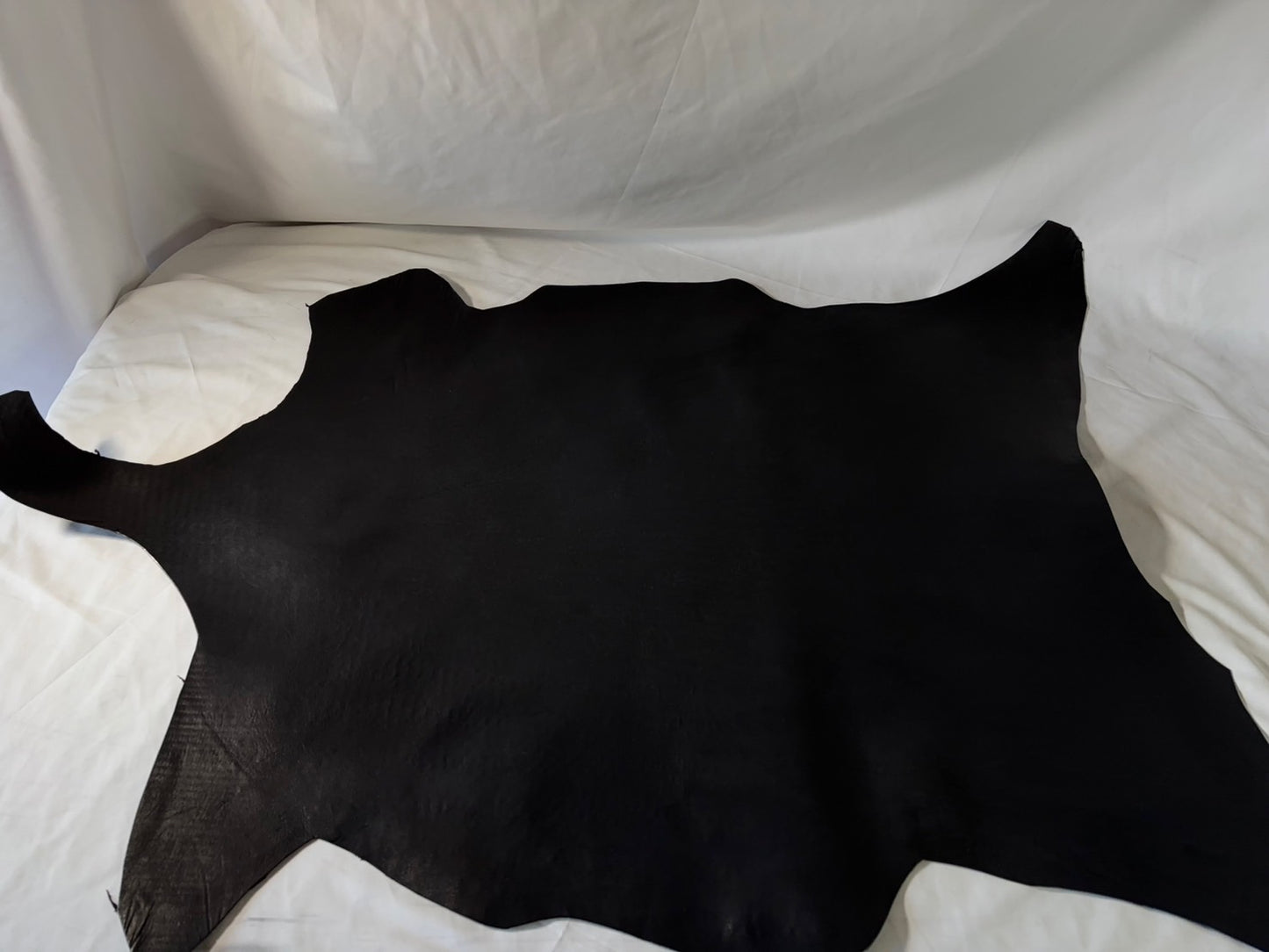 シカ革(ヌメ)パリッとタイプ改　　ブラックカラー　Aランク67ds　1.2ｍｍ　銀面あり　シボなし艶あり　