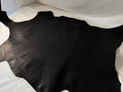 シカ革(ヌメ)パリッとタイプ改　　ブラックカラー　Aランク67ds　1.2ｍｍ　銀面あり　シボなし艶あり　