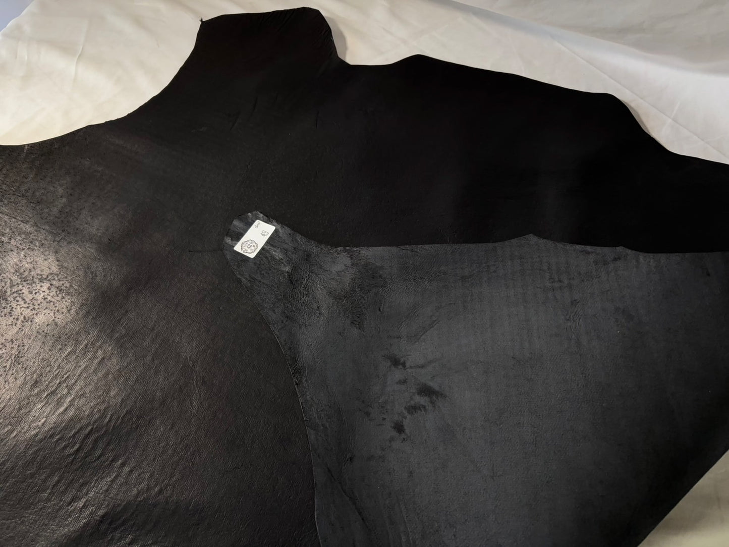 シカ革(ヌメ)パリッとタイプ改　　ブラックカラー　Aランク67ds　1.2ｍｍ　銀面あり　シボなし艶あり　