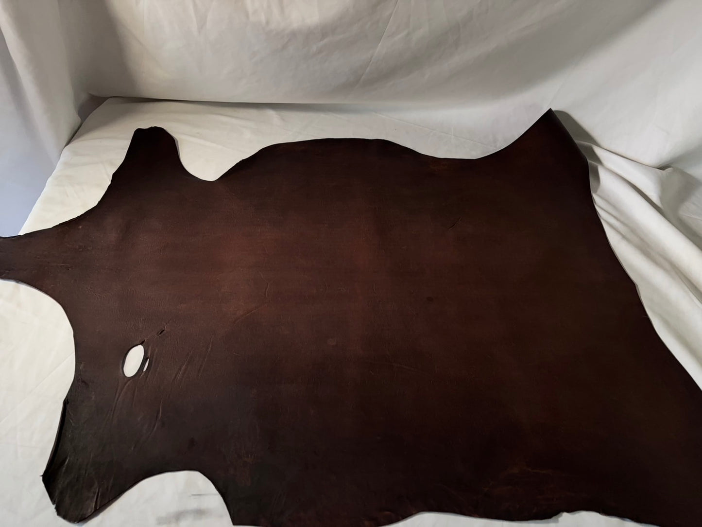 シカ革(ヌメ)パリッとタイプ改　　ブラウンカラー　Aランク46ds　1ｍｍ　銀面あり　シボなし艶あり　