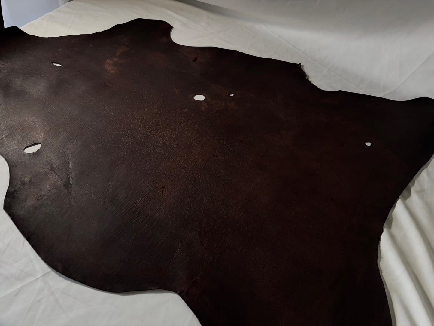 シカ革(ヌメ)パリッとタイプ改　　ブラウンカラー　Aランク38ds　1ｍｍ　銀面あり　シボなし艶あり　