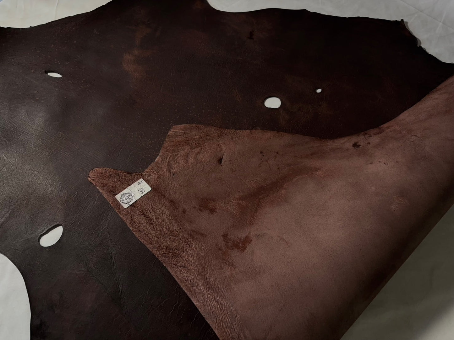 シカ革(ヌメ)パリッとタイプ改　　ブラウンカラー　Aランク38ds　1ｍｍ　銀面あり　シボなし艶あり　