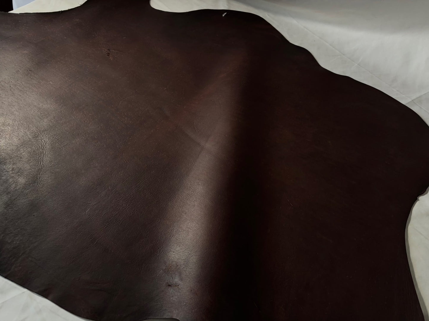 シカ革(ヌメ)パリッとタイプ改　　ブラウンカラー　Aランク43ds　1ｍｍ　銀面あり　シボなし艶あり　