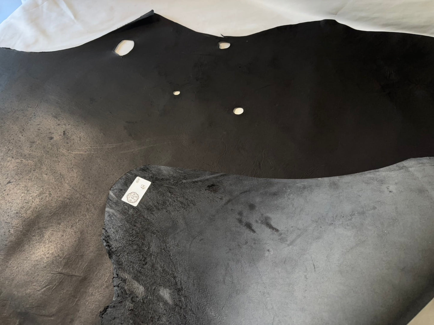 シカ革(ヌメ)パリッとタイプ改　　ブラックカラー　Aランク48ds　1.1ｍｍ　銀面あり　シボなし艶あり　