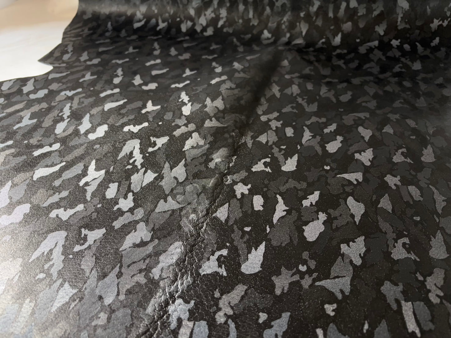 猪革(ヌメ)迷彩　ブラックカラー　Bランク　65ds1.5ｍｍ銀面あり　税込み価格　