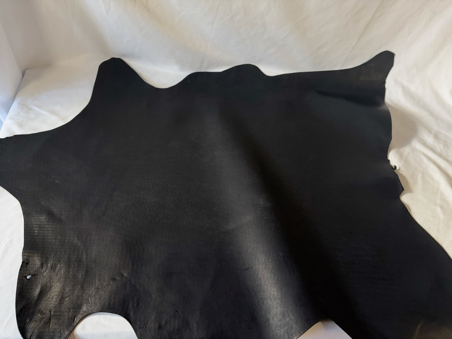 シカ革(ヌメ)パリッとタイプ改　　ブラックカラー　Aランク65ds　1.1ｍｍ　銀面あり　シボなし艶あり　