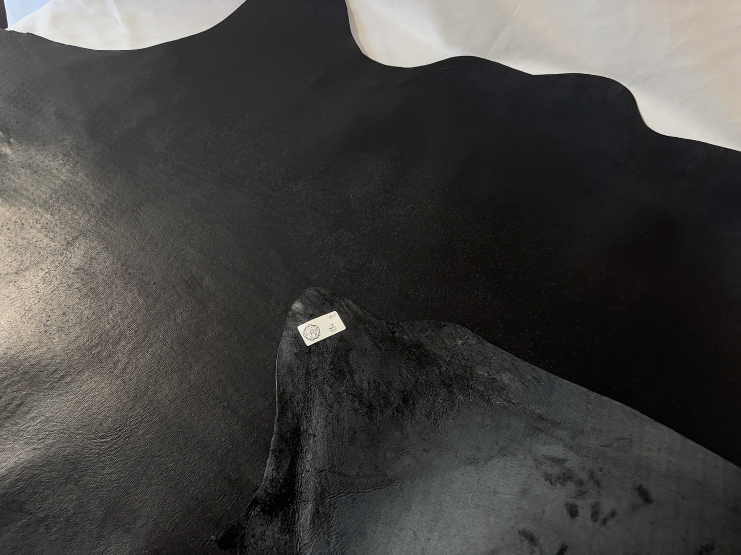 シカ革(ヌメ)パリッとタイプ改　　ブラックカラー　Aランク65ds　1.1ｍｍ　銀面あり　シボなし艶あり　