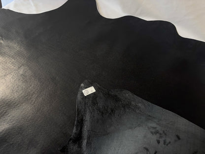 シカ革(ヌメ)パリッとタイプ改　　ブラックカラー　Aランク65ds　1.1ｍｍ　銀面あり　シボなし艶あり　