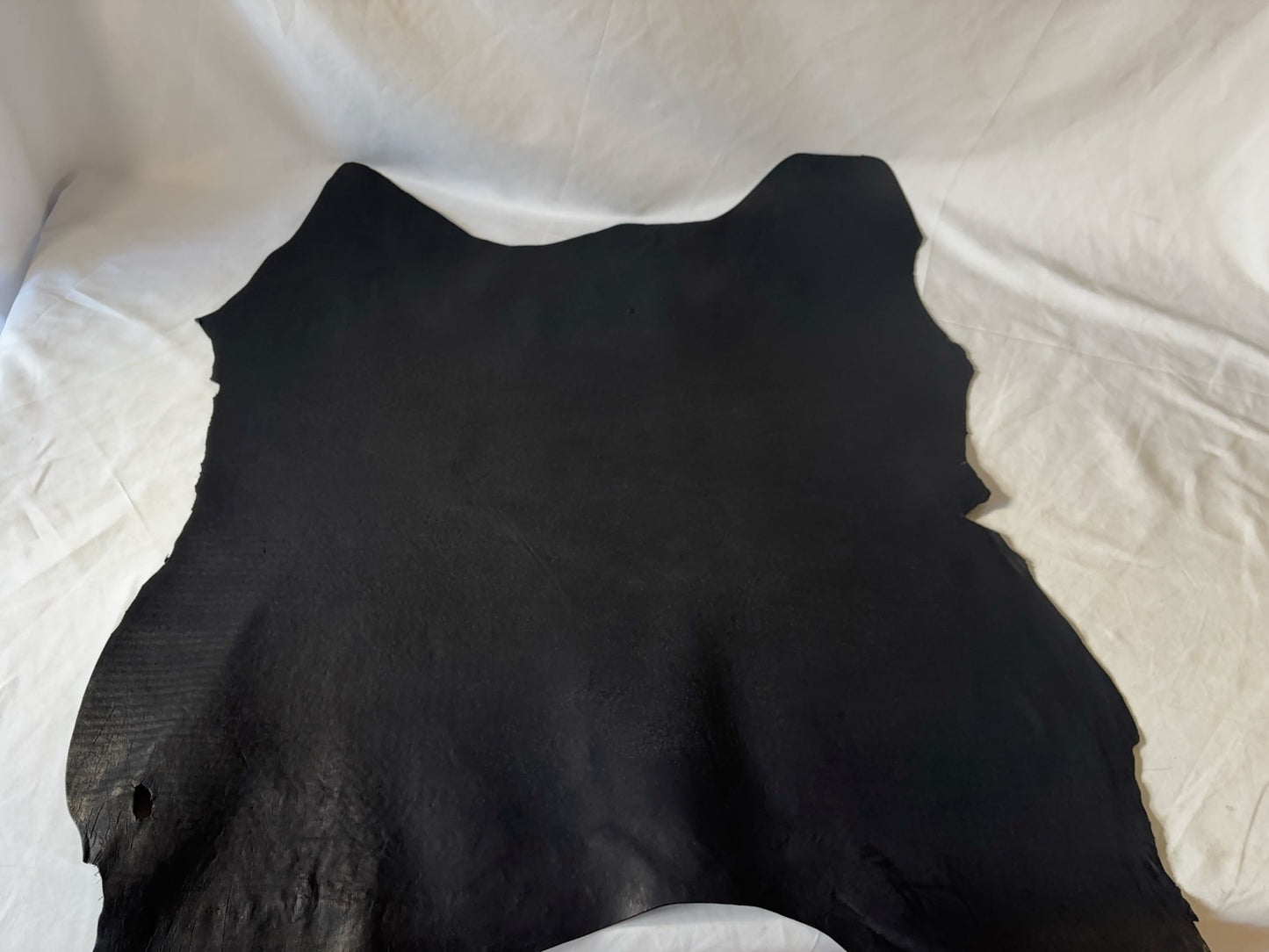 シカ革(ヌメ)パリッとタイプ改　　ブラックカラー　Aランク49ds　1.1ｍｍ　銀面あり　シボなし艶あり　