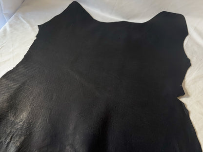 シカ革(ヌメ)パリッとタイプ改　　ブラックカラー　Aランク49ds　1.1ｍｍ　銀面あり　シボなし艶あり　