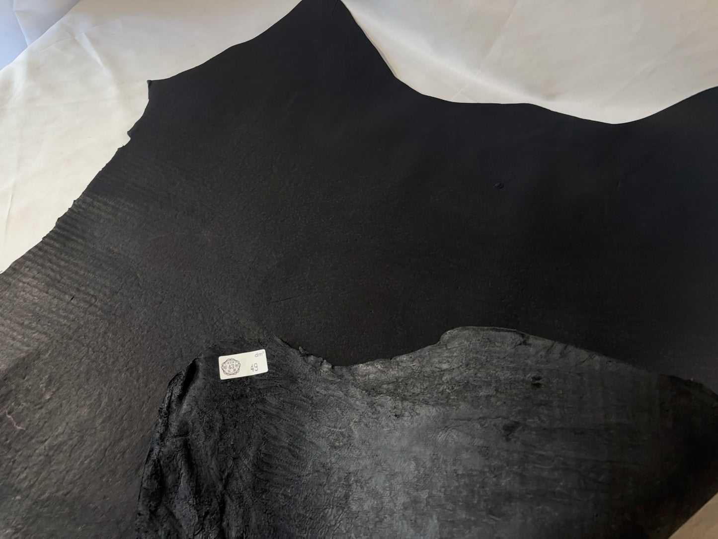 シカ革(ヌメ)パリッとタイプ改　　ブラックカラー　Aランク49ds　1.1ｍｍ　銀面あり　シボなし艶あり　