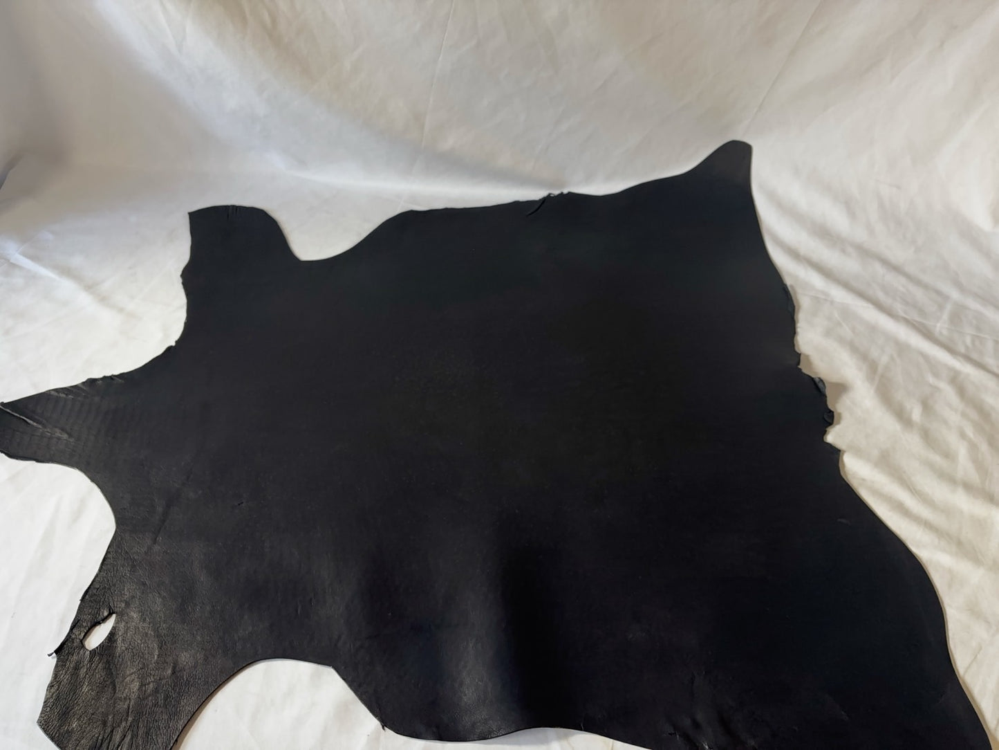 シカ革(ヌメ)パリッとタイプ改　　ブラックカラー　Aランク45ds　1.2ｍｍ　銀面あり　シボなし艶あり　