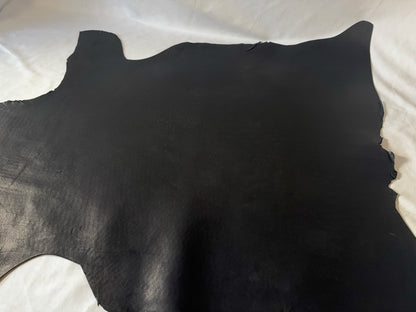 シカ革(ヌメ)パリッとタイプ改　　ブラックカラー　Aランク45ds　1.2ｍｍ　銀面あり　シボなし艶あり　