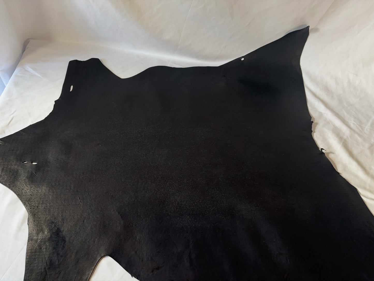 シカ革(ヌメ)パリッとタイプ改　　ブラックカラー　Aランク57ds　1.1ｍｍ　銀面あり　シボなし艶あり　