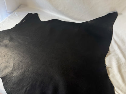 シカ革(ヌメ)パリッとタイプ改　　ブラックカラー　Aランク57ds　1.1ｍｍ　銀面あり　シボなし艶あり　