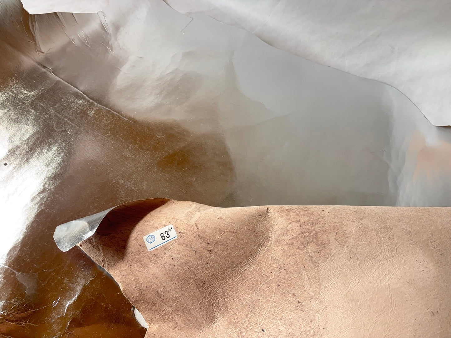 鹿革(ヌメ)シルバーカラー銀箔　Aランク63ds　0.8ｍｍ銀面あり　税込み価格　