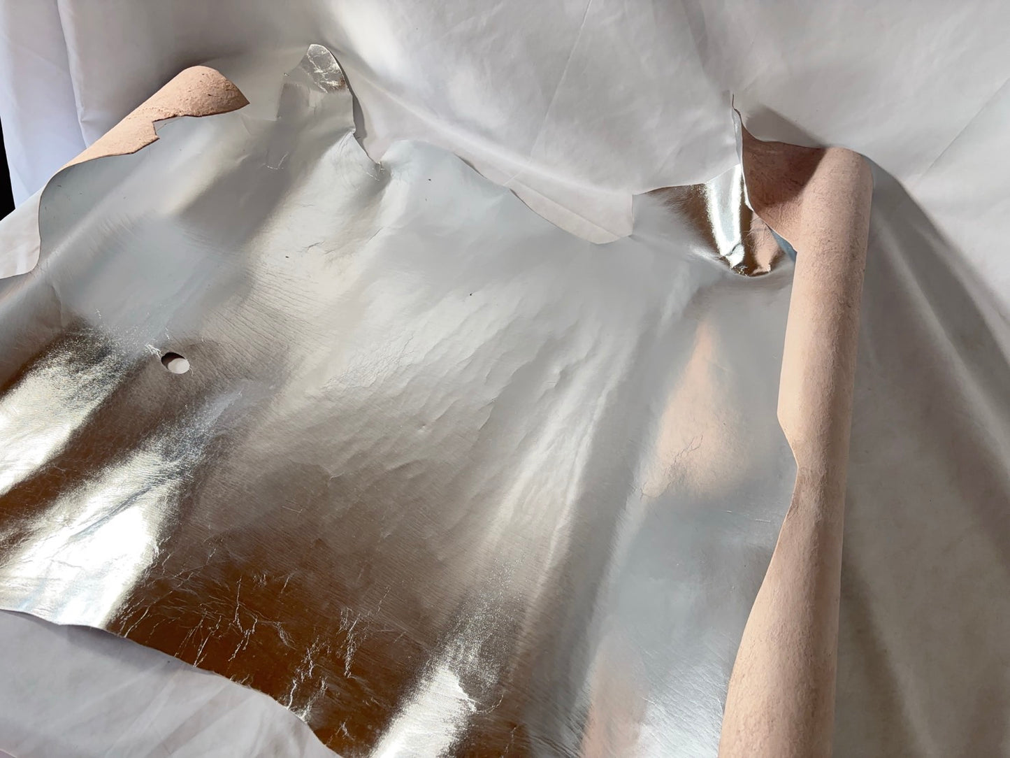 鹿革(ヌメ)シルバーカラー銀箔　Aランク68ds　1.2ｍｍ銀面あり　税込み価格　