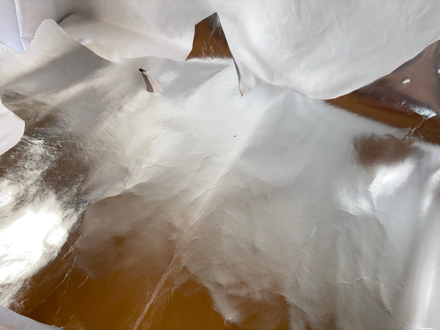 鹿革(ヌメ)シルバーカラー銀箔　Aランク65ds　1.5ｍｍ銀面あり　税込み価格　