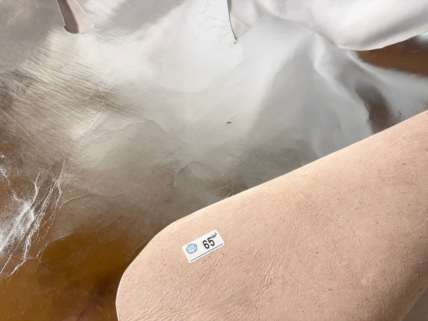 鹿革(ヌメ)シルバーカラー銀箔　Aランク65ds　1.5ｍｍ銀面あり　税込み価格　