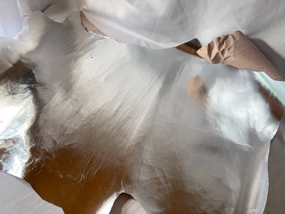 鹿革(ヌメ)シルバーカラー銀箔　Aランク61ds　1.1ｍｍ銀面あり　税込み価格　