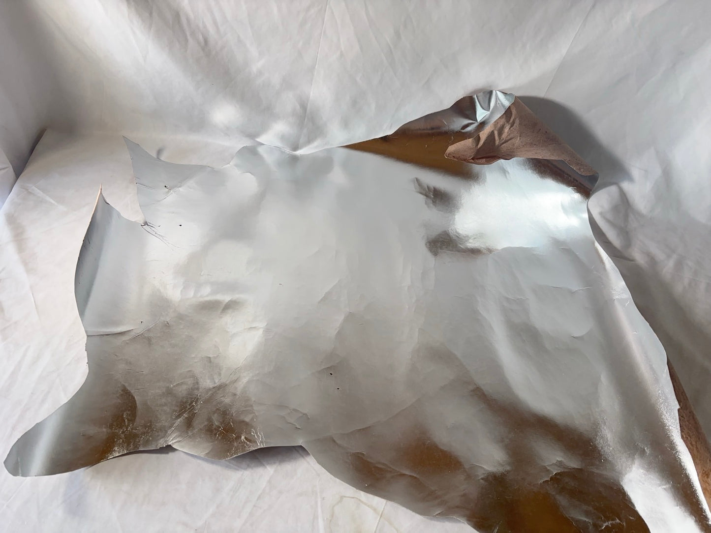 鹿革(ヌメ)シルバーカラー銀箔　Aランク70ds　0.8ｍｍ～１㎜銀面あり　税込み価格　