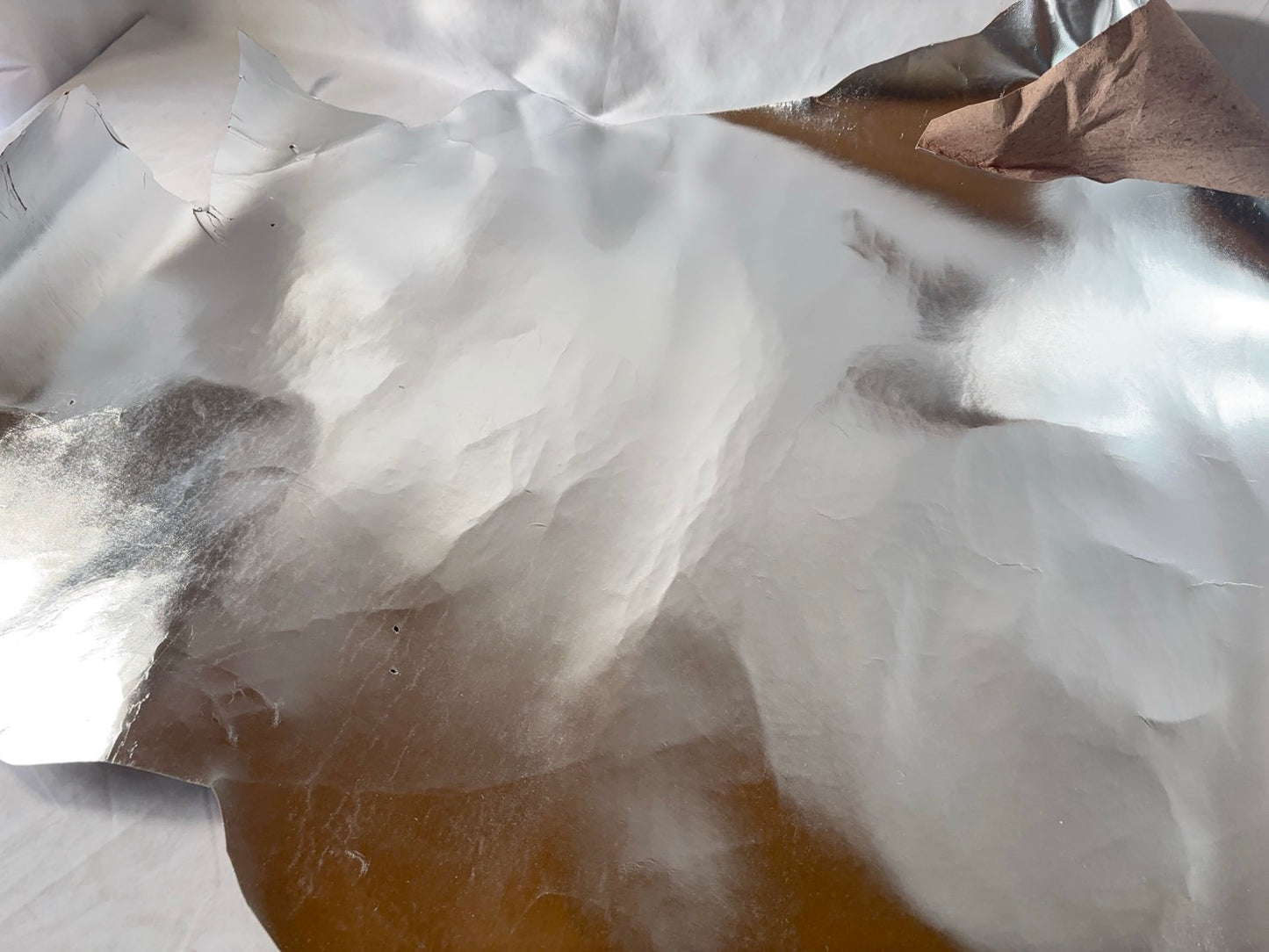 鹿革(ヌメ)シルバーカラー銀箔　Aランク59ds　0.8ｍｍ銀面あり　税込み価格　