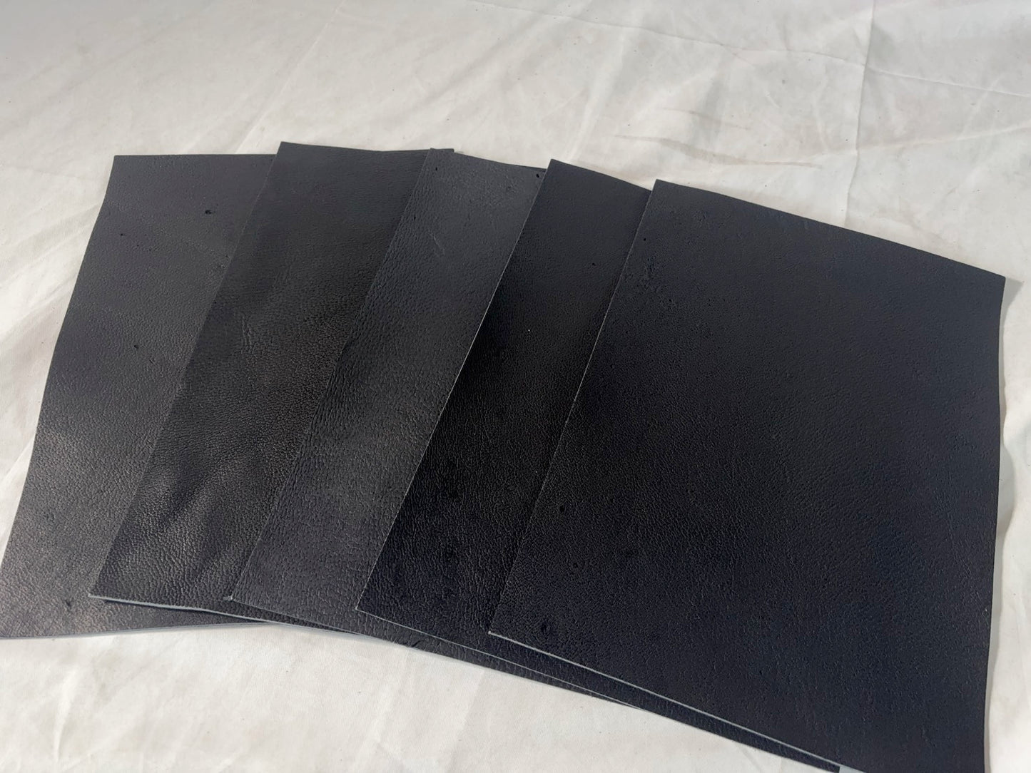 カットレザー１枚　ツキノワグマ　Aランク　A４サイズ