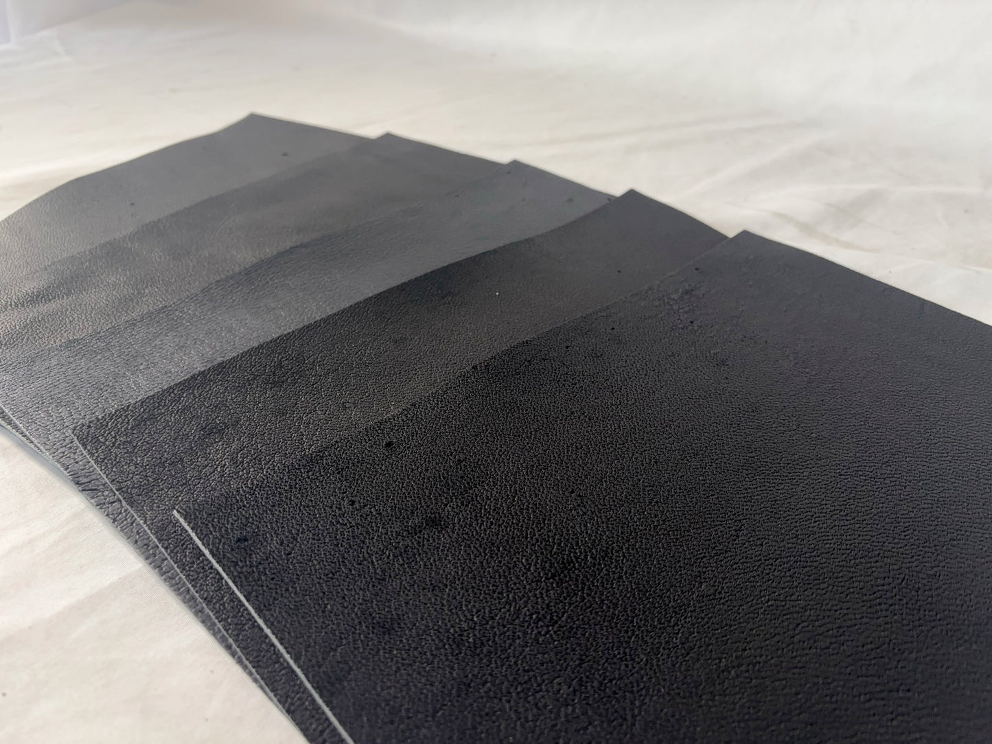 カットレザー１枚　ツキノワグマ　Aランク　A４サイズ